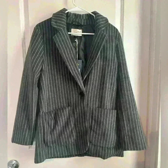 NWT Universal Threads Gray & White Pinstriped Blazer Size Small - Picture 3 of 6